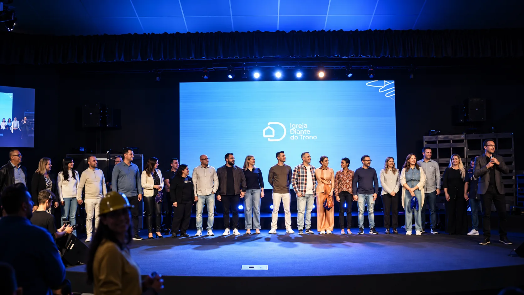 Equipe reunida no palco ao fim do culto