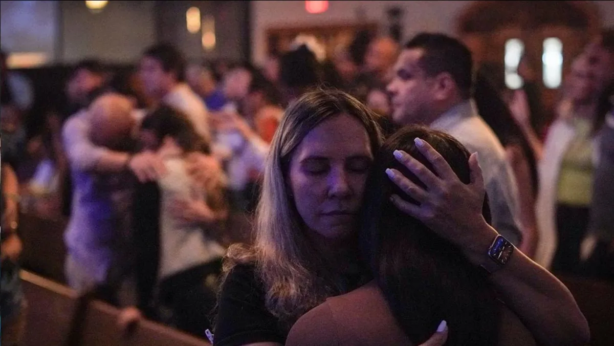 Irmãos orando juntos durante o culto